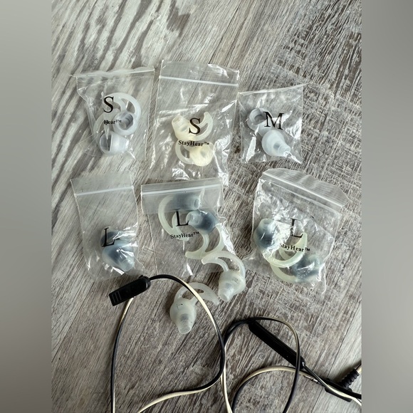 Bose Black In-Ear Headphones with Ear Tips - Picture 3 of 4